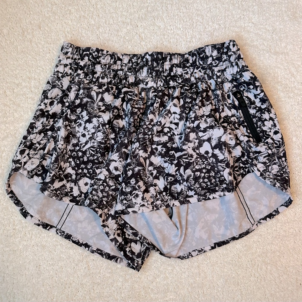 Lululemon Hotty Hot Low Rise Lined 2.5”